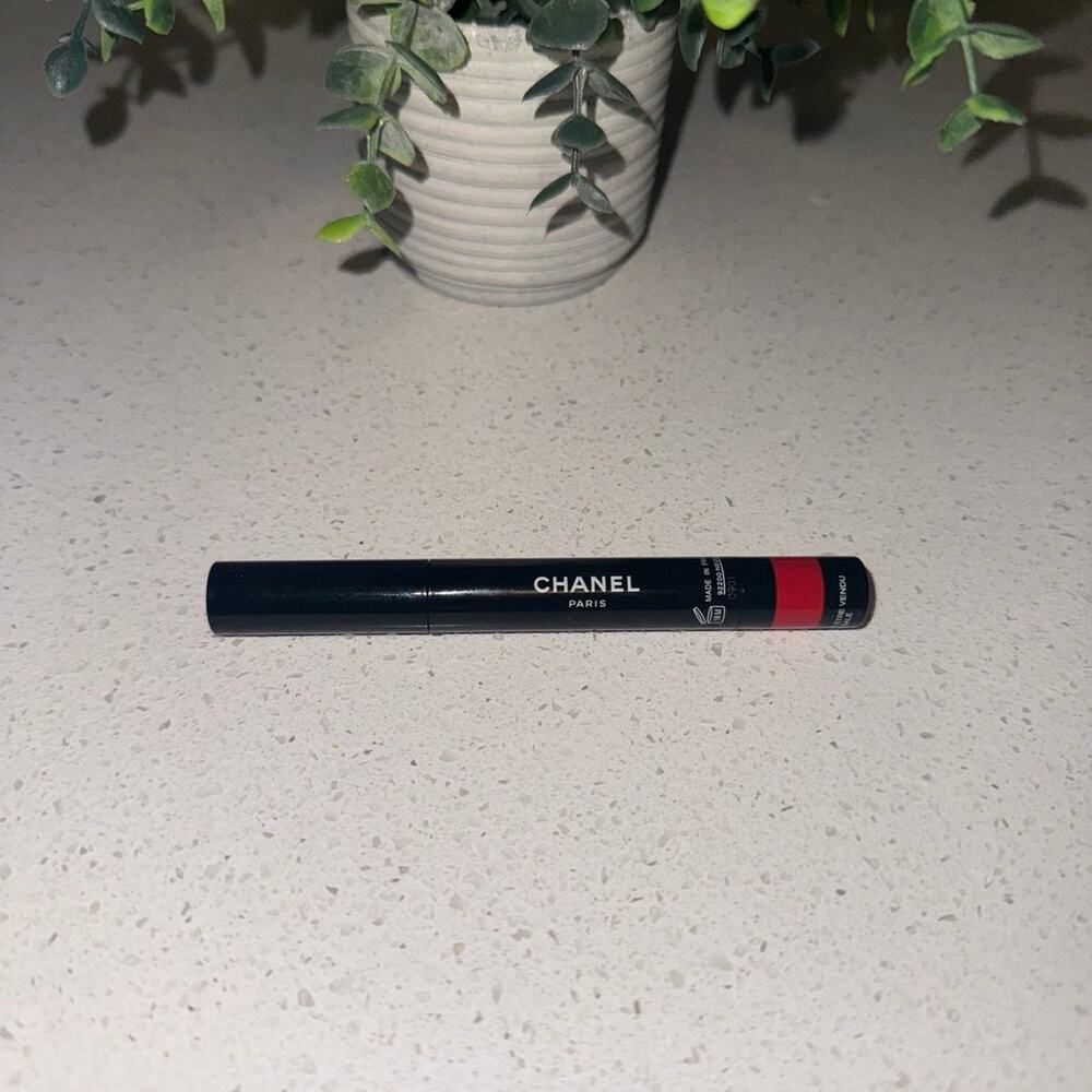 Chanel ROUGE COCO STYLO COMPLETE CARE LIPSHINE - 222 Fiction - Picture 3 of 5